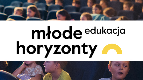 Dzieci w kinie, z napisem "młode edukacja horyzonty", skupione na seansie, pełne entuzjazmu i radości.