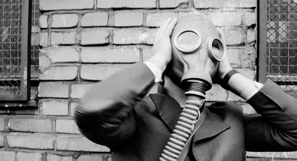 człowiek w masce przeciwgazowej