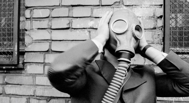 człowiek w masce przeciwgazowej