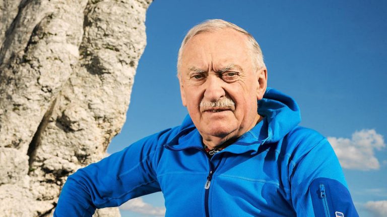 na zdjęciu krzysztof wielicki pozujący przy skale