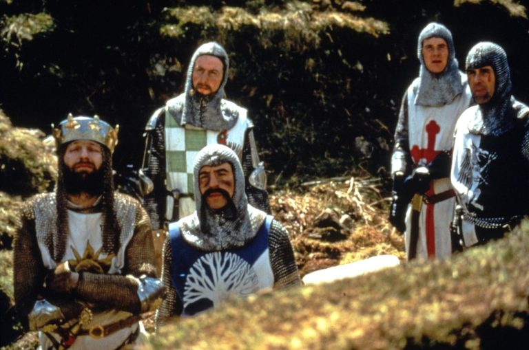grupa rycerzy krzyżowców wpatrzona w coś interesującego