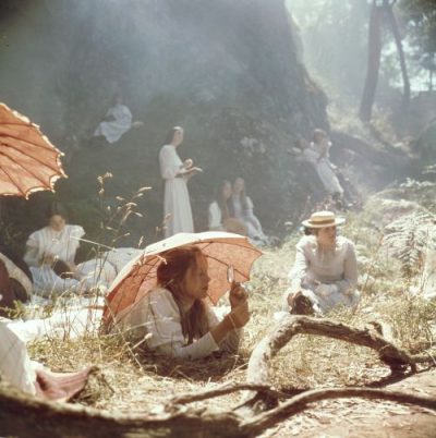 grupa młodych dziewcząt piknikuje pod skałą